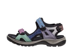 KYIV, de OEKRAÏNE - April 26, 2018: Multi-colored vrouwelijke de zomersandals van ECCO van suède op wit close-up als achtergrond royalty-vrije stock afbeeldingen KYIV, de OEKRAÏNE - April 26, 2018: Multi-colored vrouwelijke de zomersandals van ECCO van suède op wit close-up als achtergrond royalty-vrije stock afbeeldingen
