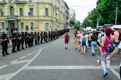 Kyiv, de Oekraïne - Juni 23, 2019 Maart van gelijkheid LGBT maart KyivPride Vrolijke parade Rijen van marchers van de politieagen royalty-vrije stock afbeeldingen Kyiv, de Oekraïne - Juni 23, 2019 Maart van gelijkheid LGBT maart KyivPride Vrolijke parade Rijen van marchers van de politieagen royalty-vrije stock afbeeldingen