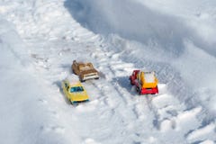 Kyiv UA, 2-03-2018, движение автомобилей покрытых с снегом на дороге после сильного снегопада стоковые фотографии rf Kyiv UA, 2-03-2018, движение автомобилей покрытых с снегом на дороге после сильного снегопада стоковые фотографии rf