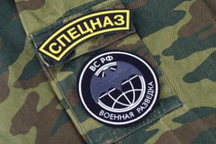 KYIV, UCRÂNIA - fevereiro 25, 2017 Crachá uniforme principal da direção GRU da inteligência do russo imagem de stock KYIV, UCRÂNIA - fevereiro 25, 2017 Crachá uniforme principal da direção GRU da inteligência do russo imagem de stock