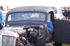 Kyiv, Ucraina - 23 aprile 2016: Uomo nel vecchio hotroad americano sulla mostra di vecchie automobili - OldCarLand 2016 fotografia stock Kyiv, Ucraina - 23 aprile 2016: Uomo nel vecchio hotroad americano sulla mostra di vecchie automobili - OldCarLand 2016 fotografia stock