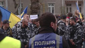 Kyiv, Ucrania 9 de abril de 2019 Los activistas y los partidarios del partido político del cuerpo nacional asisten a una reunión Kyiv, Ucrania 9 de abril de 2019 Los activistas y los partidarios del partido político del cuerpo nacional asisten a una reunión