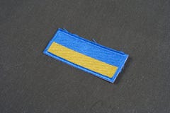 KYIV, UCRANIA - julio, 16, 2015 Insignia uniforme del remiendo de la bandera del ejército de Ucrania en el uniforme camuflado foto de archivo libre de regalías KYIV, UCRANIA - julio, 16, 2015 Insignia uniforme del remiendo de la bandera del ejército de Ucrania en el uniforme camuflado foto de archivo libre de regalías