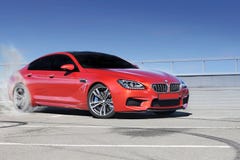 Kyiv, Ucrânia; 26 de setembro de 2016; BMW M6 e marcas do pneu no asfalto O carro parou tração imagens de stock royalty free Kyiv, Ucrânia; 26 de setembro de 2016; BMW M6 e marcas do pneu no asfalto O carro parou tração imagens de stock royalty free
