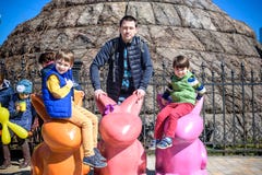 KYIV UKRAINA APRIL 7, 2018: Den årliga påskutställningen rymde i mitt av staden Kanin för kanin för konstnärshower kulör royaltyfri foto KYIV UKRAINA APRIL 7, 2018: Den årliga påskutställningen rymde i mitt av staden Kanin för kanin för konstnärshower kulör royaltyfri foto