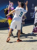 KYIV UKRAINA - MAJ 26, 2018: Finalen av mästarna liga, fans av den Real Madrid lagställningen på Sofiyskaya det fyrkantiga near royaltyfri foto KYIV UKRAINA - MAJ 26, 2018: Finalen av mästarna liga, fans av den Real Madrid lagställningen på Sofiyskaya det fyrkantiga near royaltyfri foto