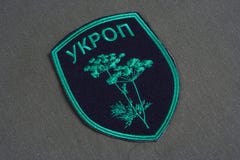 KYIV, UKRAINE - Juli, 16, 2015 Nicht offizieller einheitlicher Ausweis Ukraine-Armee \ „UKROP \“ auf getarnter Uniform lizenzfreie stockfotografie KYIV, UKRAINE - Juli, 16, 2015 Nicht offizieller einheitlicher Ausweis Ukraine-Armee \ „UKROP \“ auf getarnter Uniform lizenzfreie stockfotografie