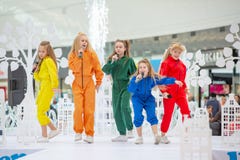 Kyiv, στις 3 Μαρτίου της Ουκρανίας 2019 UKFW Ουκρανική ημέρα μόδας παιδιών Μια ομάδα μικρών κοριτσιών που τραγουδούν ή που αποδίδ στοκ εικόνα Kyiv, στις 3 Μαρτίου της Ουκρανίας 2019 UKFW Ουκρανική ημέρα μόδας παιδιών Μια ομάδα μικρών κοριτσιών που τραγουδούν ή που αποδίδ στοκ εικόνα