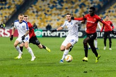 Kyiv, Ουκρανία †«στις 8 Νοεμβρίου 2018: Οι παίκτες στη δράση κατά τη διάρκεια της ένωσης UEFA Ευρώπη ταιριάζουν με δυναμό στάδι στοκ εικόνα Kyiv, Ουκρανία †«στις 8 Νοεμβρίου 2018: Οι παίκτες στη δράση κατά τη διάρκεια της ένωσης UEFA Ευρώπη ταιριάζουν με δυναμό στάδι στοκ εικόνα