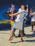 KYIV, ΟΥΚΡΑΝΊΑ - 26 ΜΑΐΟΥ 2018: Τελικό του Champions League, ανεμιστήρες της πραγματικής ομάδας της Μαδρίτης στέκεται στην πλατεί στοκ φωτογραφίες KYIV, ΟΥΚΡΑΝΊΑ - 26 ΜΑΐΟΥ 2018: Τελικό του Champions League, ανεμιστήρες της πραγματικής ομάδας της Μαδρίτης στέκεται στην πλατεί στοκ φωτογραφίες