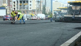 Kyiv, τον Ιούλιο του 2016 της Ουκρανίας: Οδική επίστρωση, κατασκευή απόθεμα βίντεο Kyiv, τον Ιούλιο του 2016 της Ουκρανίας: Οδική επίστρωση, κατασκευή απόθεμα βίντεο