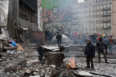 KYIV, УКРАИНА: Активный огонь ожога людей за баррикадами после ночи воюет на разрушенной улице зимы во время бунта стоковое изображение KYIV, УКРАИНА: Активный огонь ожога людей за баррикадами после ночи воюет на разрушенной улице зимы во время бунта стоковое изображение