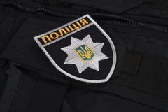 KYIV, УКРАИНА - 22-ОЕ НОЯБРЯ 2016: Заплата и значок национальной полиции Украины Национальная полиция формы Украины стоковые фото KYIV, УКРАИНА - 22-ОЕ НОЯБРЯ 2016: Заплата и значок национальной полиции Украины Национальная полиция формы Украины стоковые фото