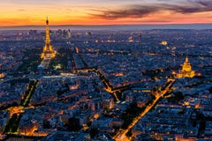 kyline von Paris mit Eiffelturm bei Sonnenuntergang in Paris lizenzfreie stockbilder kyline von Paris mit Eiffelturm bei Sonnenuntergang in Paris lizenzfreie stockbilder