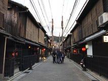 Kyoto, Giappone: Vista della via di Gion con i turisti fotografia stock Kyoto, Giappone: Vista della via di Gion con i turisti fotografia stock