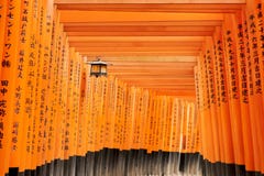 Kyoto, Japan - December 27, 2009: Oranje houten toriitunnel in het Heiligdom van Fushimi Inari Taisha Het is ??n van de beroemdst royalty-vrije stock fotografie Kyoto, Japan - December 27, 2009: Oranje houten toriitunnel in het Heiligdom van Fushimi Inari Taisha Het is ??n van de beroemdst royalty-vrije stock fotografie
