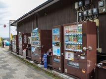 Kyoto, Japon - 24 juillet 2016 Rue à Kyoto un jour d'été en juillet, distributeur automatique se tenant sur une rue publique images libres de droits Kyoto, Japon - 24 juillet 2016 Rue à Kyoto un jour d'été en juillet, distributeur automatique se tenant sur une rue publique images libres de droits