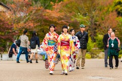 KYOTO, JAPON - 7 NOVEMBRE 2017 : Groupe de filles dans un kimono sur une rue de ville Copiez l'espace pour le texte photo stock KYOTO, JAPON - 7 NOVEMBRE 2017 : Groupe de filles dans un kimono sur une rue de ville Copiez l'espace pour le texte photo stock