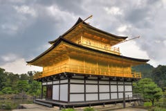 Kyoto, Japonia - 24 2016 Lipiec Kinkaku-ji, Rokuon-ji dosłownie ` Złotego pawilonu ` buddyjska świątynia w Kyoto świątynia Robić zdjęcie stock Kyoto, Japonia - 24 2016 Lipiec Kinkaku-ji, Rokuon-ji dosłownie ` Złotego pawilonu ` buddyjska świątynia w Kyoto świątynia Robić zdjęcie stock