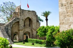 KYRENIA, CHIPRE - 14 de maio de 2014: Ruínas da abadia de Bellapais no Chipre do norte A abadia de Bellapais é a ruína da fotografia de stock royalty free KYRENIA, CHIPRE - 14 de maio de 2014: Ruínas da abadia de Bellapais no Chipre do norte A abadia de Bellapais é a ruína da fotografia de stock royalty free