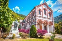 Kyrka nära Ponte en Moriano, Garfagnana, Lucca, Italien arkivfoton Kyrka nära Ponte en Moriano, Garfagnana, Lucca, Italien arkivfoton