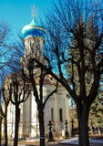 Kyrka och träd i solig dag Royaltyfria Foton Kyrka och träd i solig dag Royaltyfria Foton