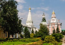 Kyrkan av den Smolensk symbolen av modern av guden, en tempel i heder av St Zosima och Savvatiy av Solovki och calichen står högt royaltyfri foto Kyrkan av den Smolensk symbolen av modern av guden, en tempel i heder av St Zosima och Savvatiy av Solovki och calichen står högt royaltyfri foto