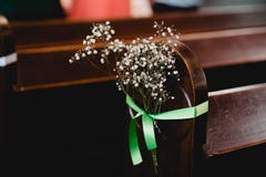 Kyrkliga blommor för bröllopceremoni arkivfoto Kyrkliga blommor för bröllopceremoni arkivfoto