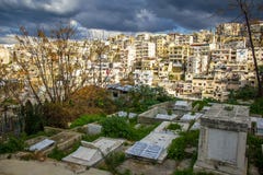 Kyrkogård och bästa sikt på bostadsområde i Tripoli, Libanon arkivbild Kyrkogård och bästa sikt på bostadsområde i Tripoli, Libanon arkivbild