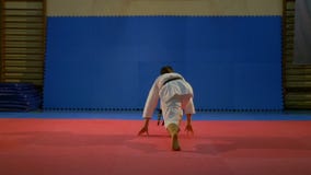 Kämpfer, der eine Karate kata Reihenfolge am Dojo in der Zeitlupe springt und macht stock footage Kämpfer, der eine Karate kata Reihenfolge am Dojo in der Zeitlupe springt und macht stock footage