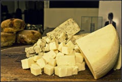 Käse schnitt auf einem Brett lizenzfreie stockfotografie Käse schnitt auf einem Brett lizenzfreie stockfotografie