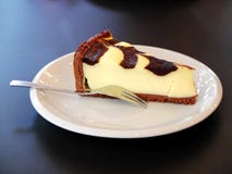 Käsekuchen auf weißer Platte mit Gabel stockfotografie Käsekuchen auf weißer Platte mit Gabel stockfotografie