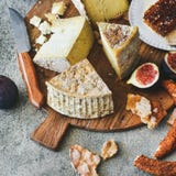 Käsezusammenstellung, Feigen, Honig, frisches Brot und Nüsse, quadratische Ernte Stockbilder Käsezusammenstellung, Feigen, Honig, frisches Brot und Nüsse, quadratische Ernte Stockbilder