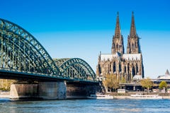 Köln-Kathedrale und hohenzollern Brücke lizenzfreies stockfoto Köln-Kathedrale und hohenzollern Brücke lizenzfreies stockfoto