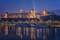 Königliches Schloss Wawel in Krakau nachts, Weichsel, Polen stockfotos Königliches Schloss Wawel in Krakau nachts, Weichsel, Polen stockfotos