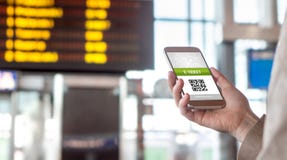 Köpande online-biljett från internet E-biljett på mobiltelefonskärmen royaltyfri foto Köpande online-biljett från internet E-biljett på mobiltelefonskärmen royaltyfri foto