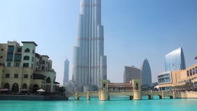 KöpcentrumDubai galleria och Burj Khalifa - högst skyskrapa i världen stock video KöpcentrumDubai galleria och Burj Khalifa - högst skyskrapa i världen stock video