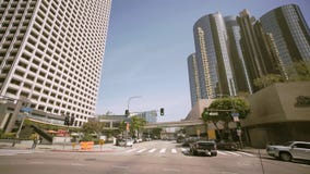 Köra till och med palmträd på Beverly Drive, blå himmel och brett skott för sol Beverly Hills stock video Köra till och med palmträd på Beverly Drive, blå himmel och brett skott för sol Beverly Hills stock video