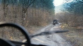 Körning av denväg bilen i Krim Den stabiliserade kameran följer en jeep som upp klättrar Mangup-grönkål lager videofilmer Körning av denväg bilen i Krim Den stabiliserade kameran följer en jeep som upp klättrar Mangup-grönkål lager videofilmer