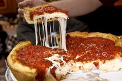 Köstliche Chicago-tiefe Teller-Pizza lizenzfreies stockfoto Köstliche Chicago-tiefe Teller-Pizza lizenzfreies stockfoto
