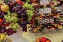 Köstliche Früchte und Nachtische an einer Zeremonie lizenzfreies stockfoto Köstliche Früchte und Nachtische an einer Zeremonie lizenzfreies stockfoto