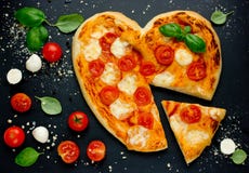 Köstliche italienische Pizza mit Kirschtomaten, Mozzarella und bas stockbilder Köstliche italienische Pizza mit Kirschtomaten, Mozzarella und bas stockbilder