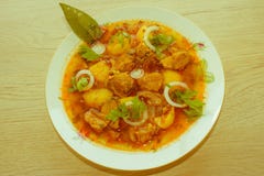 Köstliche Kalbfleischeintopfgerichtsuppe mit Fleisch und Gemüse auf hölzerner Tabelle lizenzfreie stockfotografie Köstliche Kalbfleischeintopfgerichtsuppe mit Fleisch und Gemüse auf hölzerner Tabelle lizenzfreie stockfotografie