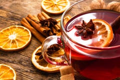 Köstliche Tasse Tee auf einem rustikalen Holztisch. stockfoto Köstliche Tasse Tee auf einem rustikalen Holztisch. stockfoto