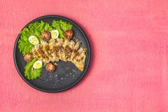 Köstlicher Hawaiianer, asiatisches Salathuhn auf lebender korallenroter Tischplatte stockfotos Köstlicher Hawaiianer, asiatisches Salathuhn auf lebender korallenroter Tischplatte stockfotos