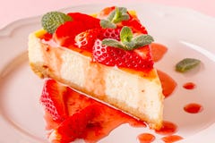Köstlicher selbst gemachter Käsekuchen mit Erdbeeren stockfotos Köstlicher selbst gemachter Käsekuchen mit Erdbeeren stockfotos