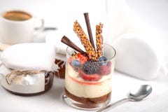 Köstlicher Tiramisunachtisch in einem Glas, Restaurantaufschlag lizenzfreie stockfotografie Köstlicher Tiramisunachtisch in einem Glas, Restaurantaufschlag lizenzfreie stockfotografie