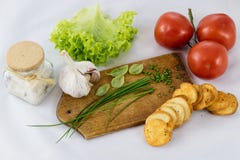 Köstliches neues Frühlingsgemüse und -toast zum Frühstück, Whit lizenzfreie stockfotos Köstliches neues Frühlingsgemüse und -toast zum Frühstück, Whit lizenzfreie stockfotos