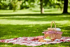 Köstliches Picknick verbreitet mit neuem Lebensmittel lizenzfreie stockbilder Köstliches Picknick verbreitet mit neuem Lebensmittel lizenzfreie stockbilder