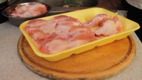 Kött för höna för kock för händer för man` s Kniven klipper det fega köttet för ` s på en trälåspinne Kött för höna för kock för händer för man` s Kniven klipper det fega köttet för ` s på en trälåspinne